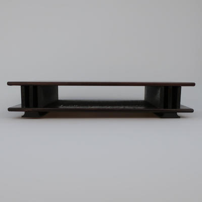 Holztisch unter dem Bonsai - 2